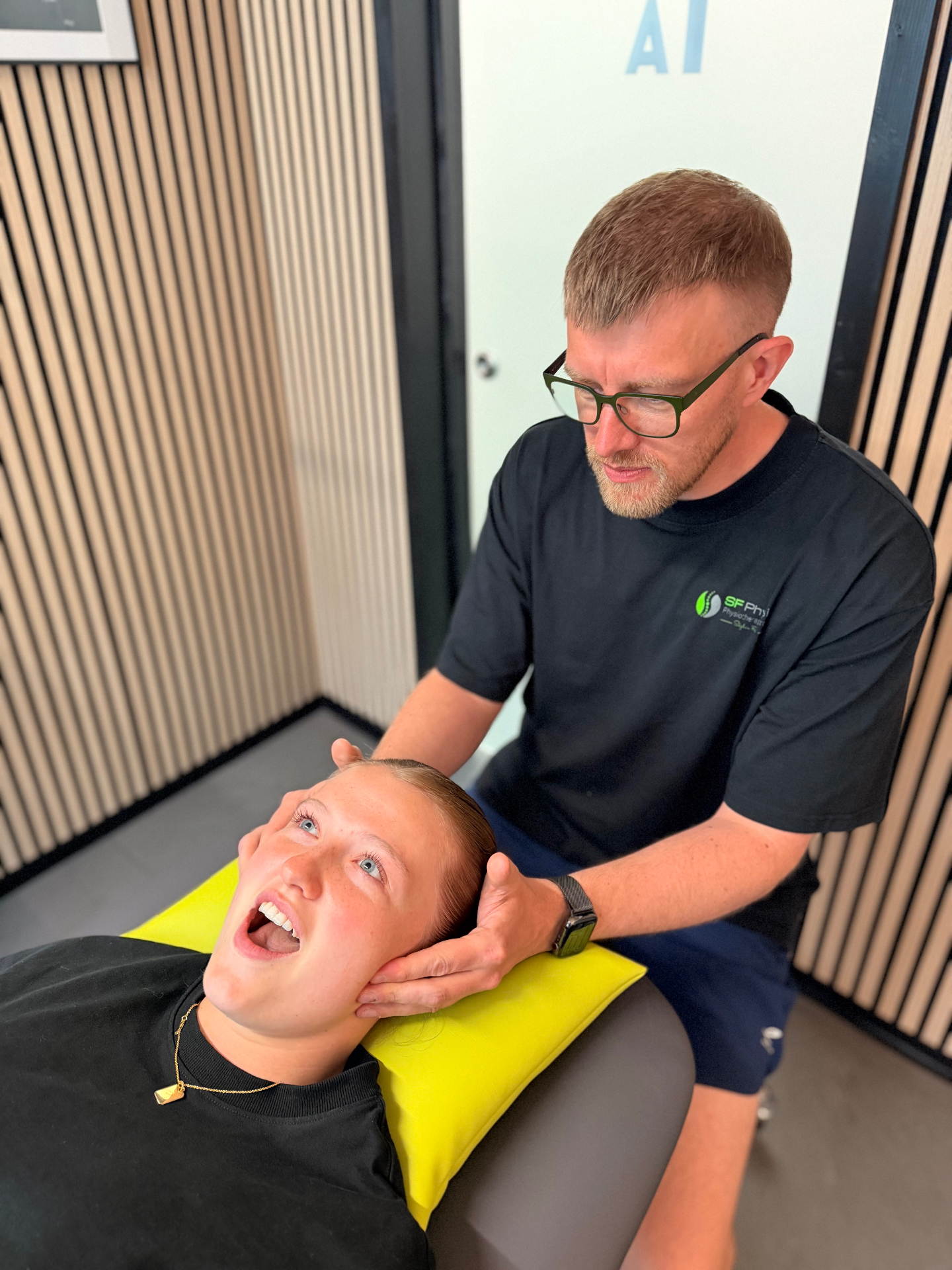 Stephan Fekkers bei einer CMD-Behandlung des Kiefergelenks in der Praxis SF Physio in Recklinghausen