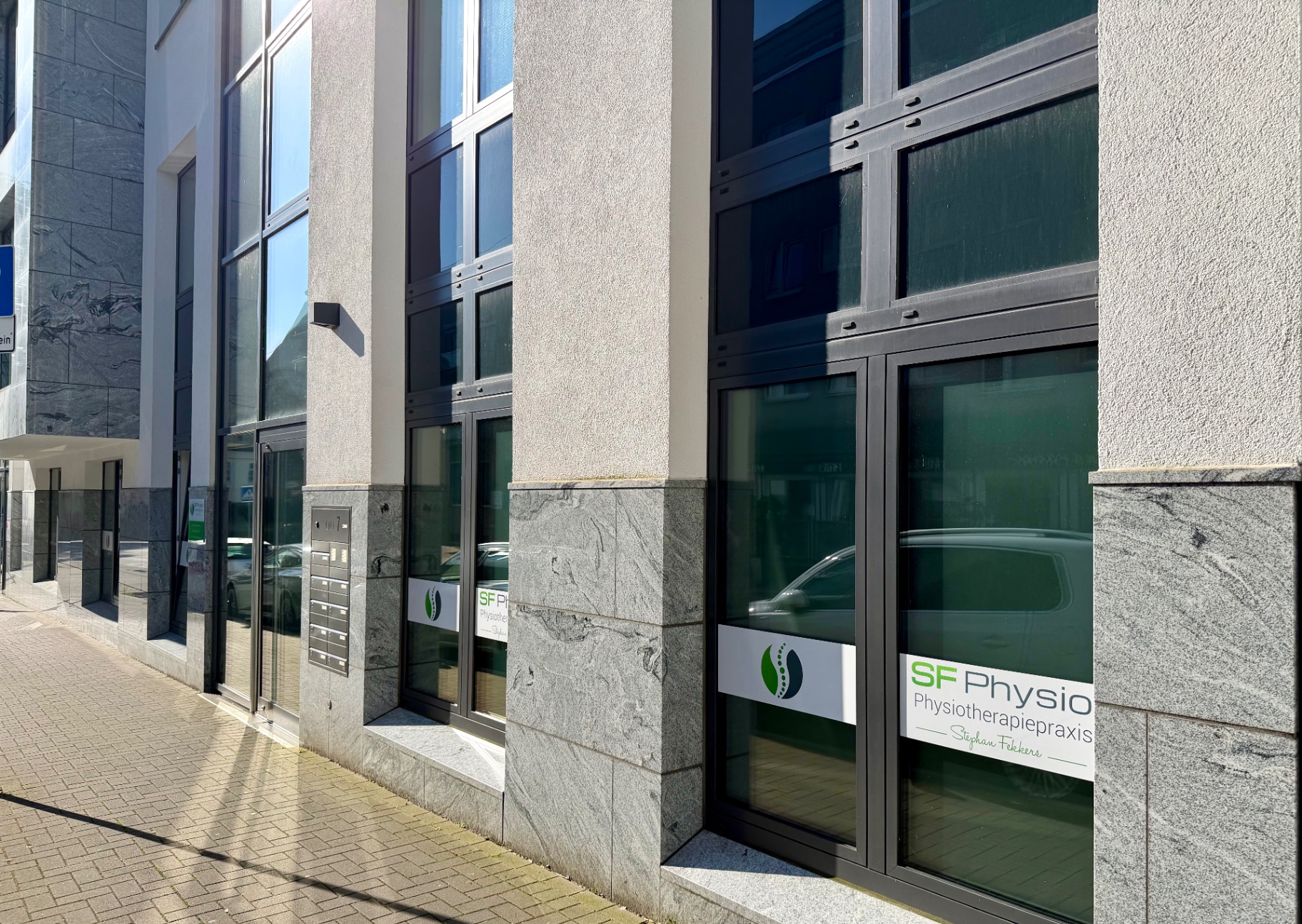 Außenansicht der SF Physio Praxis in Recklinghausen mit Eingang und Firmenlogo